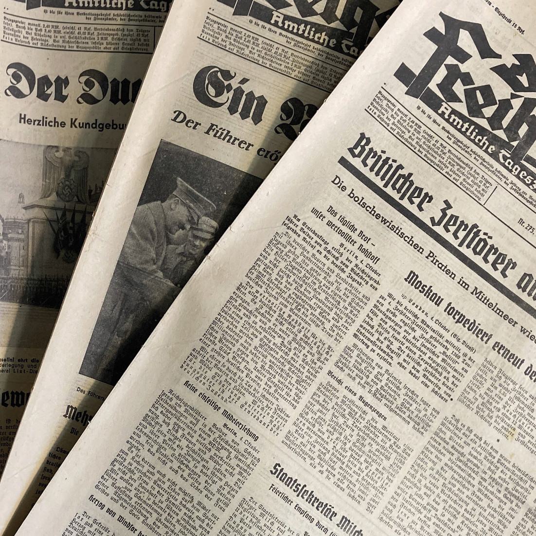 Drei Titelblätter der Tageszeitung "der Freiheitskampf" liegen fächerförming aufeinander