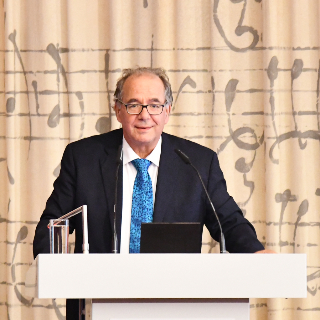 Thomas Lindenberger im Anzug am Stehpult in SLUB um vorzutragen.